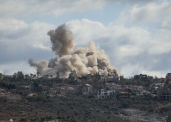 ASAP tebal kelihatan dari lokasi letupan akibat serangan Israel di kampung Majdal Zoun, berhampiran selatan Lubnan. - AFP