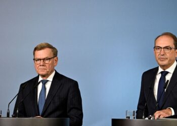 ALEXANDER Dobrindt (kanan) dan Johann Wadephul menyampaikan kenyataan bersama mengenai keselamatan negara di Pejabat Kementerian Dalam Negeri di Berlin, Jerman.-AFP