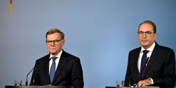 ALEXANDER Dobrindt (kanan) dan Johann Wadephul menyampaikan kenyataan bersama mengenai keselamatan negara di Pejabat Kementerian Dalam Negeri di Berlin, Jerman.-AFP