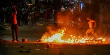 PENUNJUK perasaan membakar sekatan jalan raya di kawasan kejiranan Santa Isabel, perbandaran Villa Nueva di pinggir Bandar Raya Guatemala, di tengah bantahan terhadap kenaikan harga bahan api.- AFP