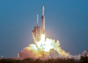 ROKET SpaceX Falcon Heavy dilancarkan dengan membawa Teleskop Angkasa Nancy Grace Roman milik NASA dari Kompleks Pelancaran 39A di Pusat Angkasa Lepas Kennedy di Cape Canaveral, Florida.- AFP