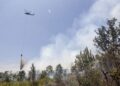SEBUAH helikopter digunakan untuk memadamkan terbakar di kawasan Tegal Arum dan Guntung Damar, Banjarbaru, Kalimantan Selatan. - AFP