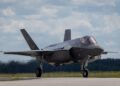 SEBUAH pesawat F-35 buatan AS bergerak di landasan di Pangkalan Udara Taktikal ke-32 di Lask, Poland tengah. - AFP