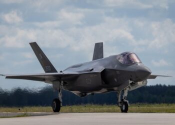 SEBUAH pesawat F-35 buatan AS bergerak di landasan di Pangkalan Udara Taktikal ke-32 di Lask, Poland tengah. - AFP