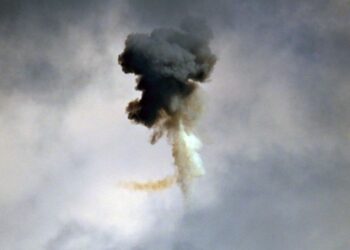 PERTAHANAN udara Ukraine menembak dron Russia di langit Kyiv semasa serangan ke atas ibu negara itu pada 30 Ogos lalu.- AFP