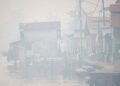 SEORANG lelaki duduk di tepi Sungai Kapuas ketika asap tebal dan jerebu menyelubungi bandar Pontianak di Kalimantan Barat.- AFP