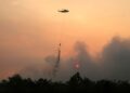 SEBUAH helikopter menjalankan operasi memadam kebakaran di kawasan Petuk Katimpun, Palangkaraya di wilayah Kalimantan Tengah, Indonesia.- AFP