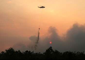 SEBUAH helikopter menjalankan operasi memadam kebakaran di kawasan Petuk Katimpun, Palangkaraya di wilayah Kalimantan Tengah, Indonesia.- AFP