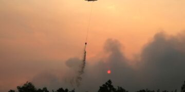 SEBUAH helikopter menjalankan operasi memadam kebakaran di kawasan Petuk Katimpun, Palangkaraya di wilayah Kalimantan Tengah, Indonesia.- AFP