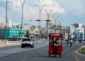 KENDERAAN bergerak di sepanjang jalan dengan lampu isyarat tidak berfungsi akibat gangguan bekalan elektrik di Havana, Cuba. - AFP
