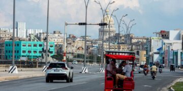 KENDERAAN bergerak di sepanjang jalan dengan lampu isyarat tidak berfungsi akibat gangguan bekalan elektrik di Havana, Cuba. - AFP