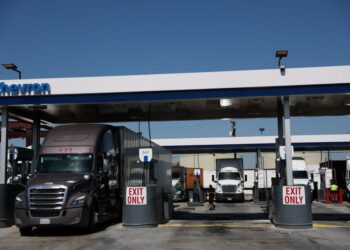 HARGA diesel mendekati paras baharu yang membimbangkan di Amerika Syarikat (AS). - AFP
