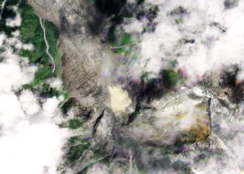 RUPA bentuk muka bumi selepas glasier runtuh di Gunung Langtang Lirung. - AFP
