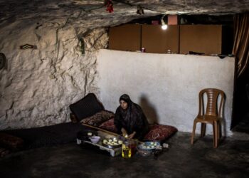 SEORANG penduduk Palestin memasak makanan di dalam gua  di kampung Al-Tuwani, Tebing Barat. - AFP