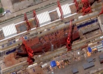 SEBUAH kapal berwarna merah milik China sedang dalam pembinaan. - Vantor