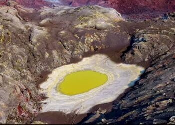 BENTUK 'telur mata kerbau’ gergasi muncul di kawah Gunung Anak Krakatau. - X/Instagram/wxchasing