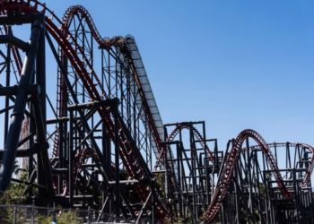 PERMAINAN roller coaster X2 di Six Flags Magic Mountain di Valencia, California merupakan tarikan utama taman tema itu.-AGENSI