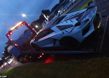 SALAH sebuah Lamborghini yang disita polis. - Polis Greater Manchester
