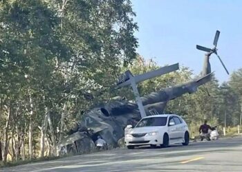 SEBUAH helikopter tentera mendarat cemas di lebuh raya. - Facebook