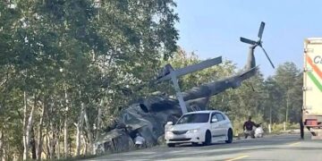 SEBUAH helikopter tentera mendarat cemas di lebuh raya. - Facebook