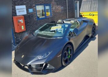 SEBUAH kereta Lamborghini disita polis. - Polis Essex