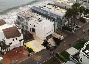 PEMANDANGAN udara menunjukkan lubang benam menelan jalan dan laluan masuk ke kediaman tepi pantai milik Nicolas Cage di Malibu, California.-AFP