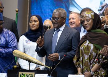 ALIKO Dangote (tengah) memukul gong sempena IPO Dangote Refinery di Nigerian Exchange Group di Lagos, Nigeria.-AFP