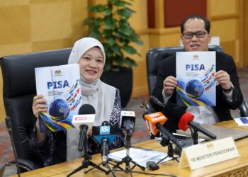 FADHLINA Sidek pada sidang akhbar pengumuman keputusan Programme for International Student Assessment (PISA) 2025 di Kementerian Pendidikan, Putrajaya. - UTUSAN/FAISOL MUSTAFA