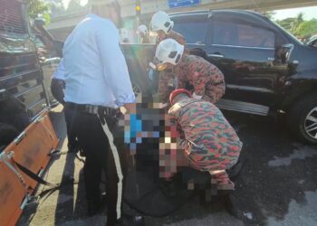 ANGGOTA Jabatan Bomba dan Penyelamat Malaysia (JBPM) Sabah menjalankan operasi menyelamat selepas kemalangan membabitkan lapan kenderaan di jejambat menghala ke Luyang, Kota Kinabalu, pagi ini. - Ihsan JBPM Sabah