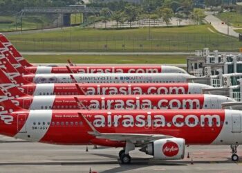 AIRASIA Group membidas laporan yang mendakwa syarikat tersebut memohon bantuan untuk mengumpul dana bernilai sehingga AS$1 bilion. - GAMBAR HIASAN