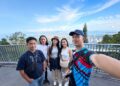 ADEOLA (tengah) bersama ayah (kiri) dan keluarganya.