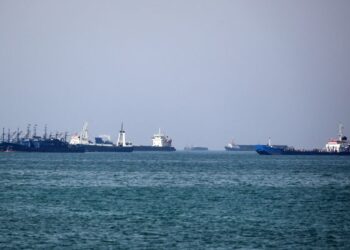 IRAN menunggu jawapan daripada Amerika Syarikat (AS) berhubung pembukaan Selat Hormuz. - AFP