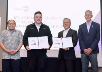BEN Quah (dua kiri) bersama Datuk Azmar Talib (dua kanan) selepas memeterai Memorandum Persefahaman (MoU) bagi memperkukuh kerjasama strategik antara dua pusat kewangan antarabangsa utama Malaysia di sini, semalam. -UTUSAN/FARIZ RUSADIO.