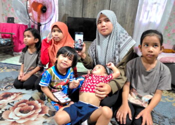NOR Atirah Che Nan bersama lima orang anaknya ketika ditemui di Kampung Kuchai, Bota Kiri dekat Parit, Perak – UTUSAN/AIN SAFRE BIDIN