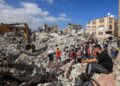 PENDUDUK Palestin melihat anggota Pertahanan Awam menggali runtuhan Menara Al-Muhandisin di tengah Gaza yang musnah akibat serangan Israel menyasarkan Hamas. - AFP