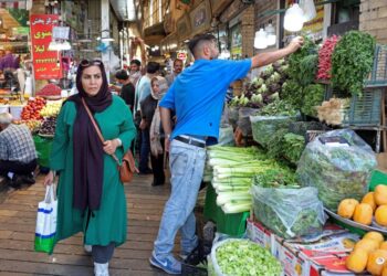 PENDUDUK Iran menghadapi tekanan ekonomi selepas Amerika Syarikat (AS) melaksanakan sekatan ke atas negara itu. - AFP