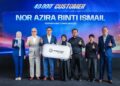 NOOR Azira menjadi pemilik ke-40,000 Proton e.MAS dan menerima kunci sebuah e.MAS 7 Premium Plus berwarna hitam dalam satu majlis di Subang Jaya, semalam.