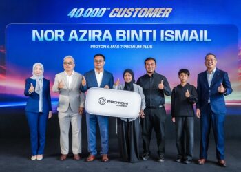 NOOR Azira menjadi pemilik ke-40,000 Proton e.MAS dan menerima kunci sebuah e.MAS 7 Premium Plus berwarna hitam dalam satu majlis di Subang Jaya, semalam.