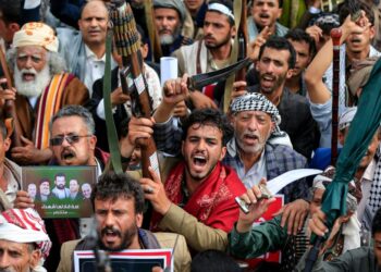 PENYOKONG Houthi berhimpun di Sanaa bagi membantah sekatan yang dikenakan pakatan diketuai Arab Saudi di kawasan dikuasai kumpulan itu di Yemen pada 17 Julai lalu.- AFP