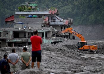 KERJA-kerja mencari dan menyelamat ditingkatkan selepas banjir kilat melanda Pusat Trishuli di daerah Nuwakot, Nepal.- AFP