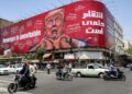 ORANG ramai melalui papan iklan besar yang berikrar untuk membalas dendam terhadap Presiden AS, Donald Trump, di sepanjang Jalan Jomhouri di pusat bandar Teheran.- AFP