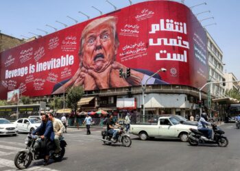 ORANG ramai melalui papan iklan besar yang berikrar untuk membalas dendam terhadap Presiden AS, Donald Trump, di sepanjang Jalan Jomhouri di pusat bandar Teheran.- AFP