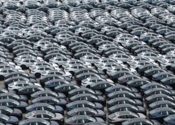 KENDERAAN elektrik (EV) buatan China yang menunggu untuk dieksport dilihat diletakkan di Pelabuhan Perdagangan Automobil Antarabangsa di Hangzhou, wilayah Zhejiang, timur China.- AFP
