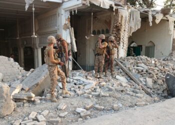 ANGGOTA tentera berkawal di sebelah runtuhan susulan insiden letupan di ibu pejabat polis di Kohat, wilayah Khyber Pakhtunkhwa, kelmarin.- AFP