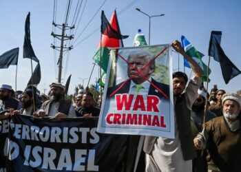 PENUNJUK perasaan memegang poster Presiden AS, Donald Trump, semasa protes anti-Amerika dan Israel di Peshawar, Pakistan, susulan serangan ke atas Iran.- AFP