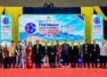 MUHAMED Salim Mohd Ali dan Mohd Irzat Rozaidy Mohamad Roseli bergambar bersama para delegasi antarabangsa dari lima negara bersempena Pameran Setem Lima Negara Perlis Malaysia 2026 di Dewan 2020 Kangar, Perlis hari ini.-UTUSAN