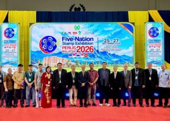 MUHAMED Salim Mohd Ali dan Mohd Irzat Rozaidy Mohamad Roseli bergambar bersama para delegasi antarabangsa dari lima negara bersempena Pameran Setem Lima Negara Perlis Malaysia 2026 di Dewan 2020 Kangar, Perlis hari ini.-UTUSAN