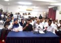 SEBAHAGIAN besar pimpinan Bersatu Bahagian Kangar mengumumkan keluar parti serta-merta dan menyertai Wawasan.-UTUSAN