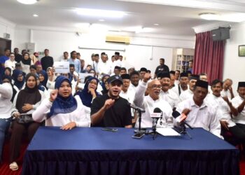 SEBAHAGIAN besar pimpinan Bersatu Bahagian Kangar mengumumkan keluar parti serta-merta dan menyertai Wawasan.-UTUSAN