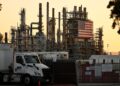 BENDERA Amerika Syarikat (AS) digantung di luar Kilang Penapisan Marathon Petroleum Corp. Los Angeles di Carson, California.- AFP